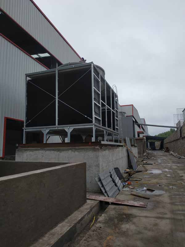 貴州六盤水350L-150L方形橫流塔安裝現(xiàn)場